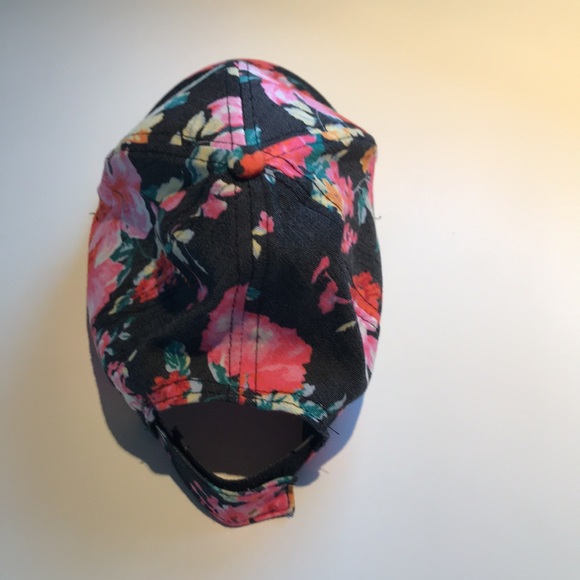 Flowered pattern hat - Picture 2 of 2